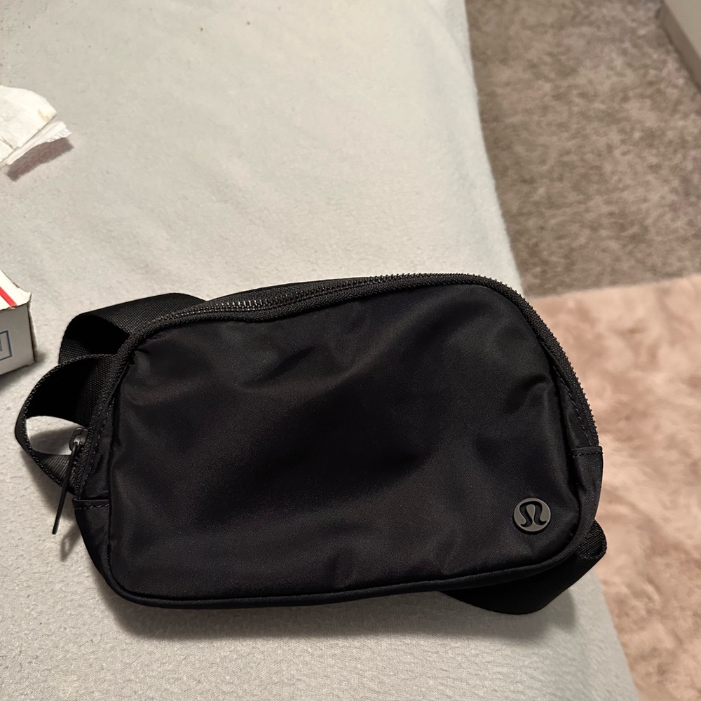Lululemon everywhere belt bag